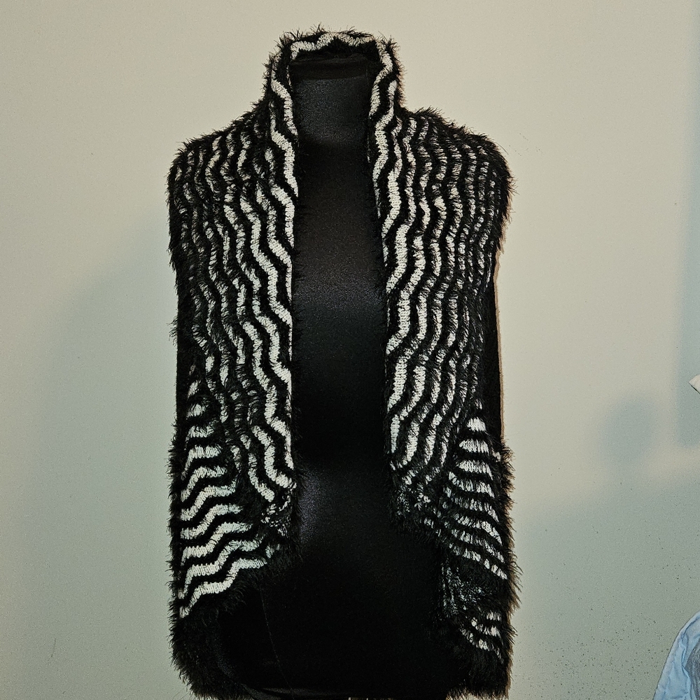 Chelsea & Theodore Sweater Vest/Cardigan Large Fuzzy Black & White Wavy Stripe